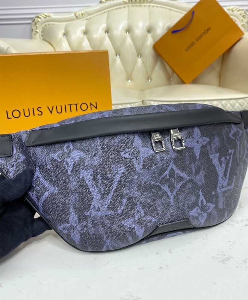 Louis Vuitton Discovery Bumbag M57276 Black