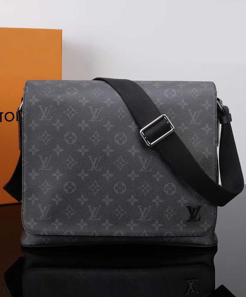 Louis Vuitton District MM M44001 Black