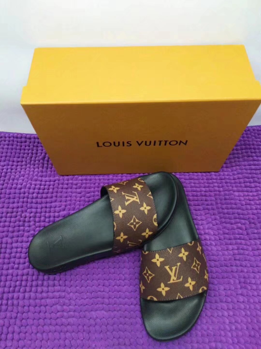 Louis Vuitton Outlet Lovers slippers LV882OM