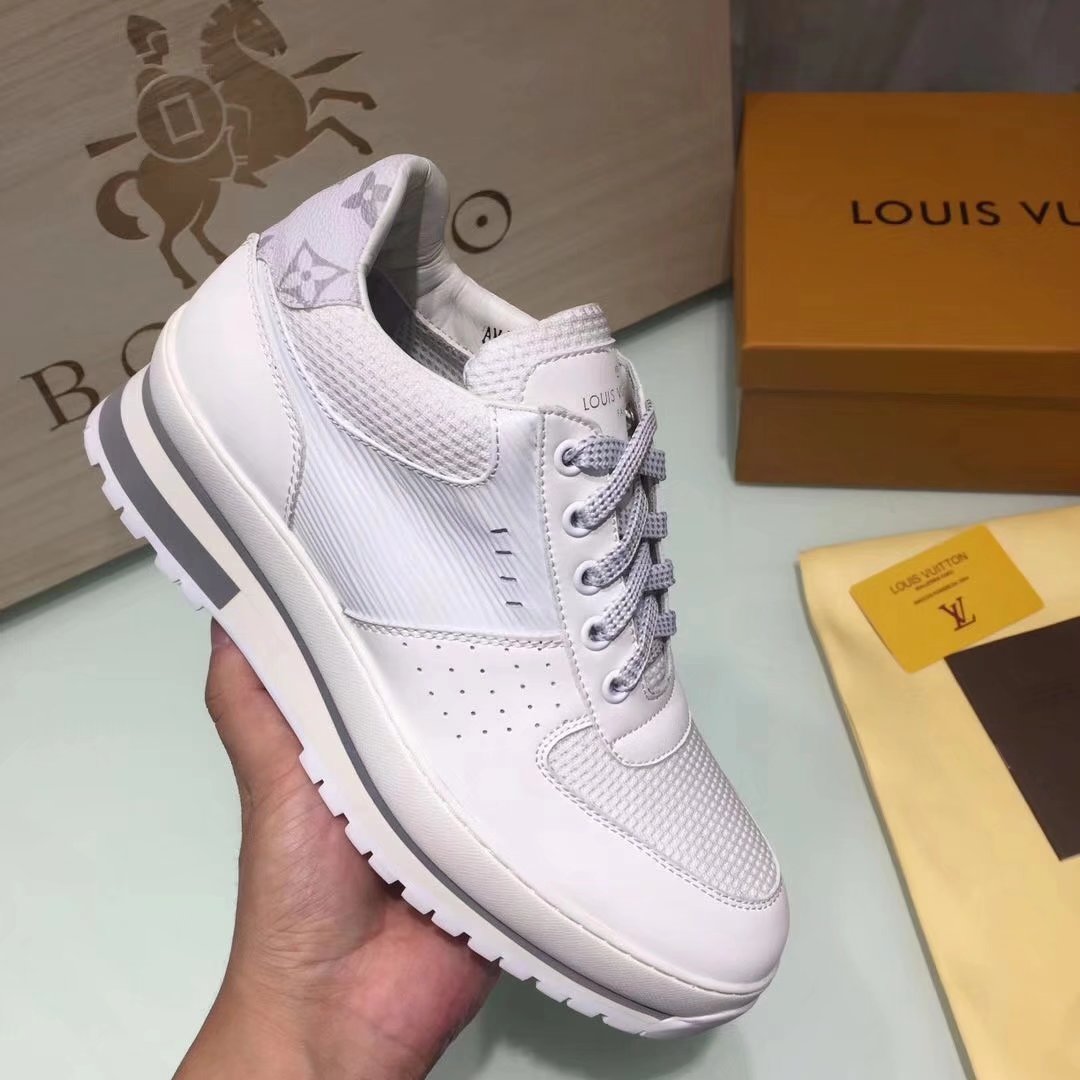 Louis Vuitton Outlet mans RUN AWAY SNEAKER LV841TZ white