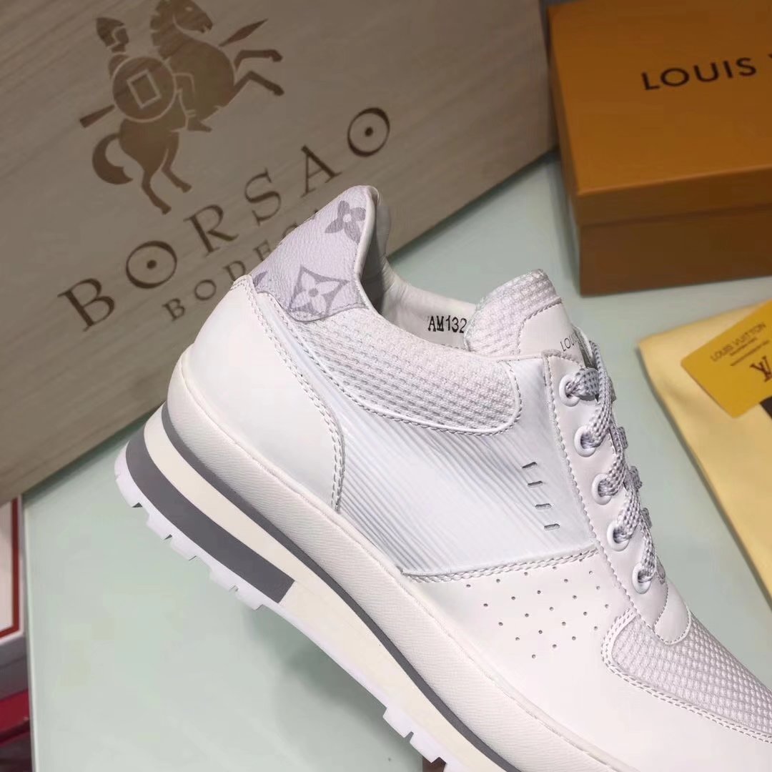 Louis Vuitton Outlet mans RUN AWAY SNEAKER LV841TZ white