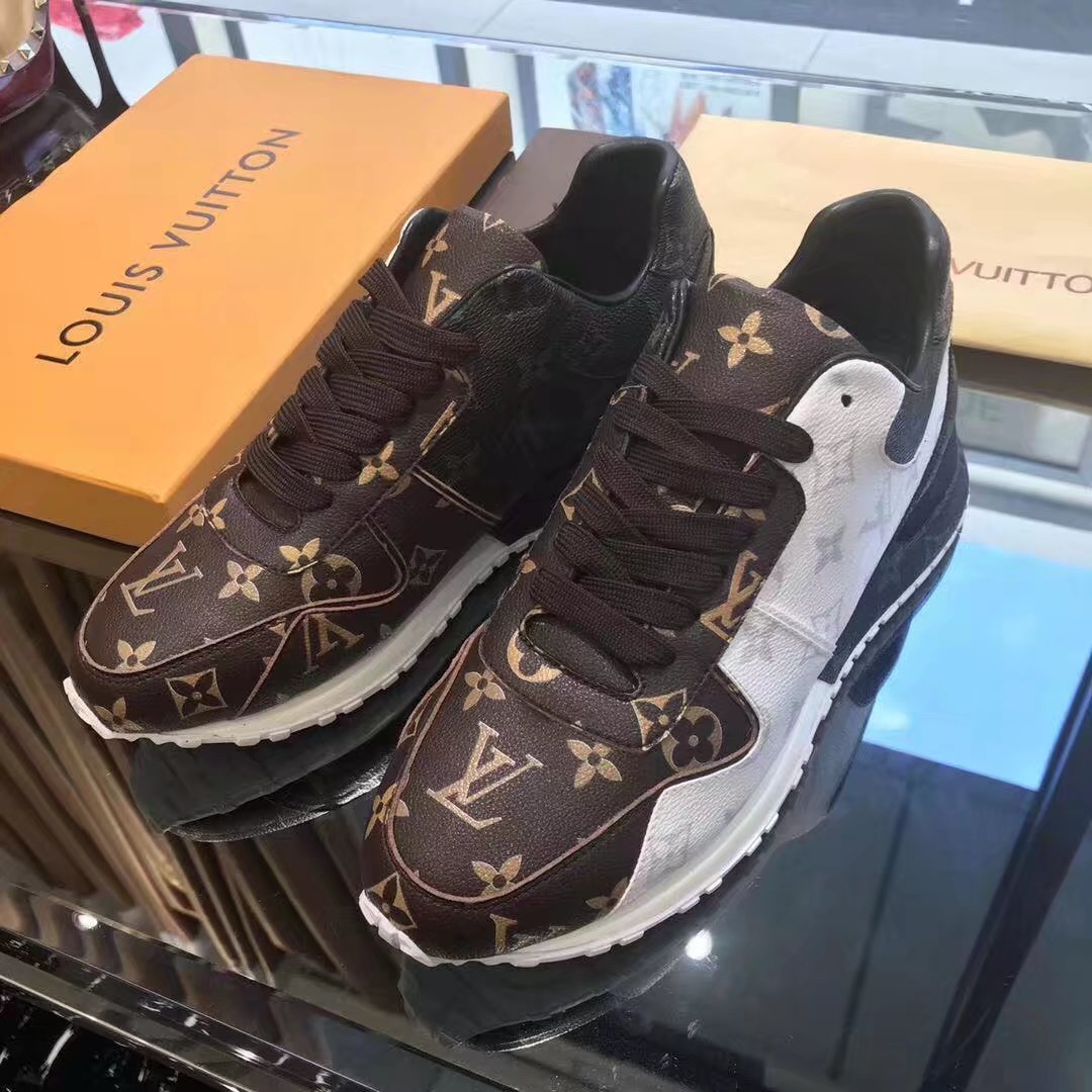 Louis Vuitton Outlet mans RUN AWAY SNEAKER LV841TZ