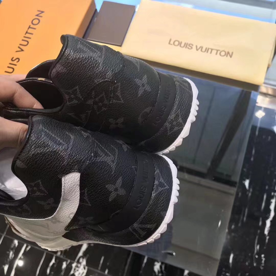 Louis Vuitton Outlet mans RUN AWAY SNEAKER LV841TZ